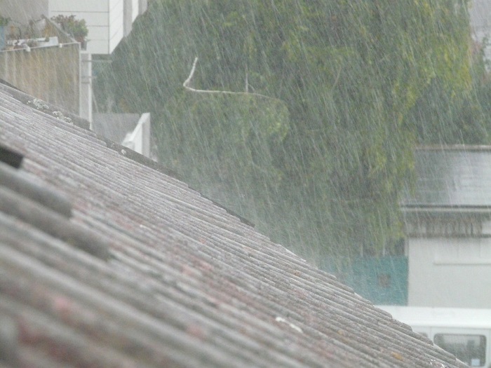 ฝนตก น้ำรั่วซึมเข้าบ้าน ปัญหากวนใจในหน้าฝน